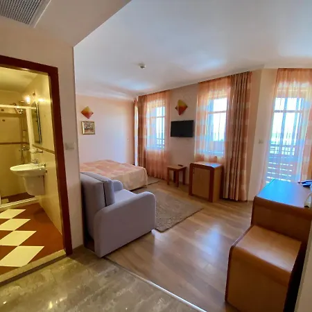 Family Saint Nikola And Free Parking Hotel 3*